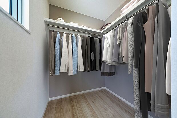 【ウォークインクローゼット】【施工例】大容量のウォークインクローゼットは大切なお洋服も常に換気ができ、きれいな状態で保管することができるため長持ちします!お洋服だけでなく、お子さんのおもちゃや大事な趣味の道具まで収納できます!