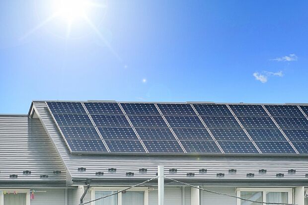【太陽光発電システム】弊社の建売住宅は太陽光パネルが標準搭載されています。防災面でも安心＆光熱削減で家計に優しい家に！

