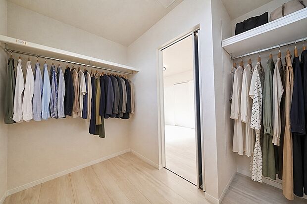 【ウォークインクローゼット】【施工例】大容量のウォークインクローゼットは大切なお洋服も常に換気ができ、きれいな状態で保管することができるため長持ちします！お洋服だけでなく、お子さんのおもちゃや大事な趣味の道具まで収納できます！