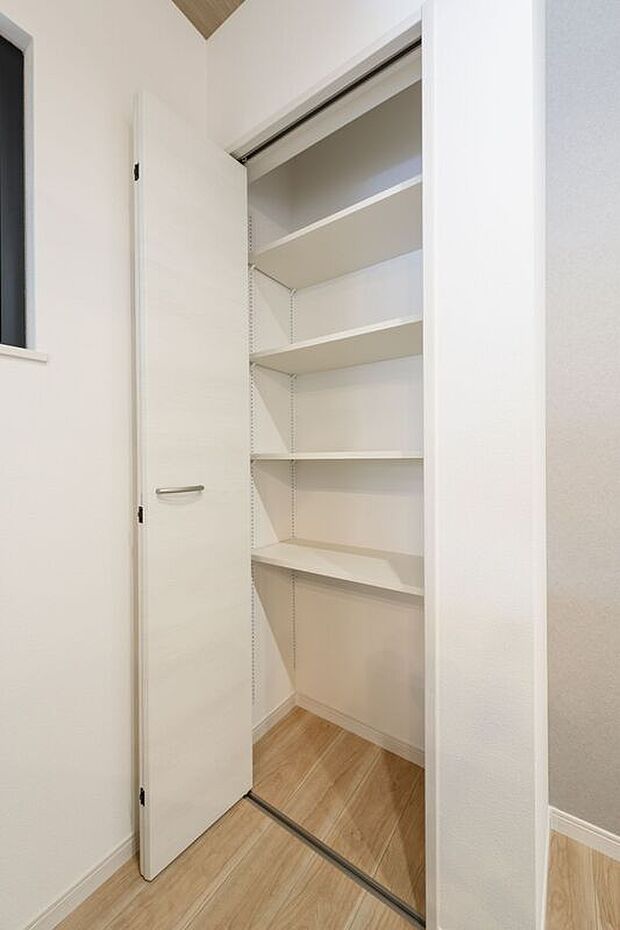 【キッチン物入】【施工例】キッチンの可動棚収納は、高さを自由に変えられて収納力アップ。調理家電やストック品も無駄なく収まり、使いやすさが続きます。