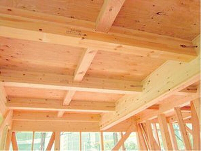 構造用面材を土台と梁に直接留めつける工法で、床をひとつの面として家全体を一体化することで、横からの力にも非常に強い構造となります。家屋のねじれを防止し、耐震性に優れた効果を発揮します。
