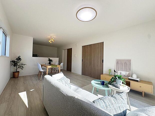 ホームパーティに招きたくなる自慢の広々LDK.伸びやかな子育てや、にぎやかなふれあいの日々を存分に楽しんでください。