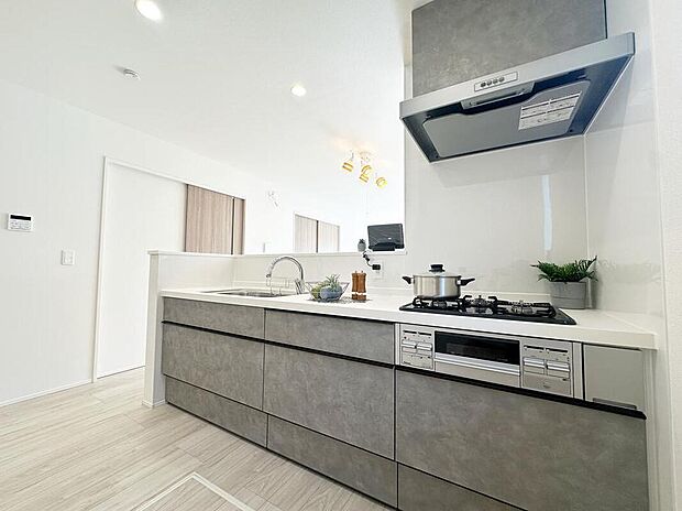 対面式キッチンですので、お食事の準備をしながらご家族との会話を楽しめます☆水回りも集中しているので、家事の動きがらくちんです♪