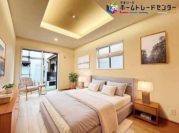 ≪Room≫
採光良好な明るい室内。木の温もりがやさしいフローリングは安らぎをもたらすプライベート空間。        
※家具はCGでございます。