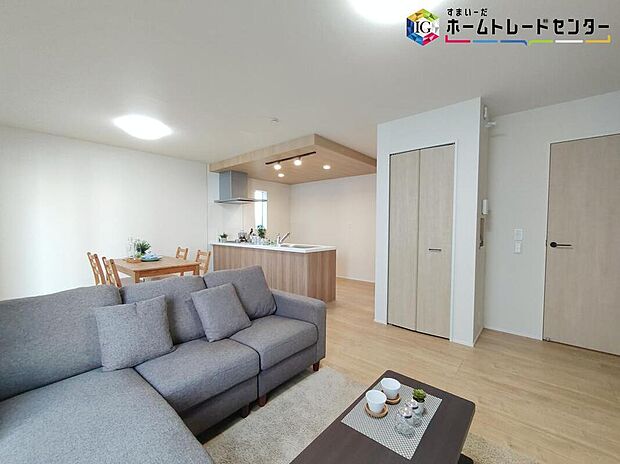 ≪Living room≫
日当たりがいいので雨の日でも日中は暗くなり過ぎずに過ごせます。