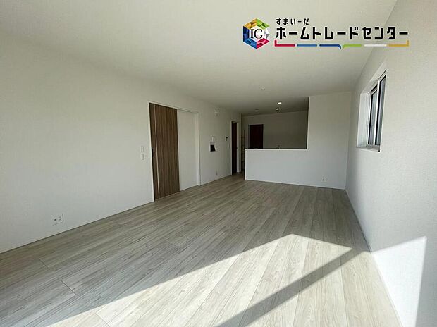 ≪Living room≫
広々とした開放感あふれるリビングです。ゆったり寛げる充分な広さがございますので、ご家族でインテリアのレイアウトを考えるのも楽しみになりそうです。