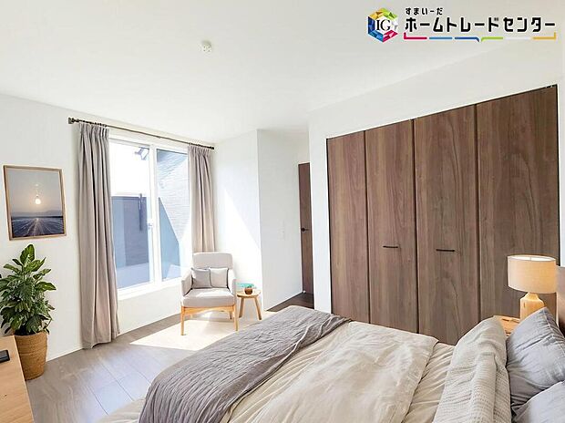 ≪Room≫
採光良好な明るい室内。木の温もりがやさしいフローリングは安らぎをもたらすプライベート空間。
※家具はCGでございます。