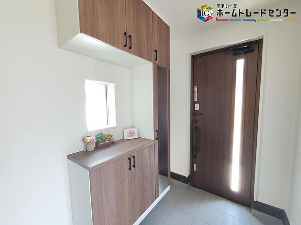 コの字型の玄関収納を採用。多くの靴を収納できる上、飾り棚を利用して、お越しいただくお客様をおもてなしできます。