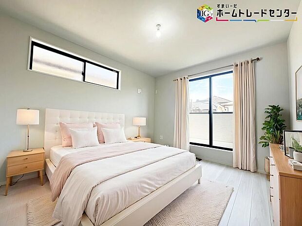 ≪Room≫採光良好な明るい室内。木の温もりがやさしいフローリングは安らぎをもたらすプライベート空間。※家具はCGでございます。