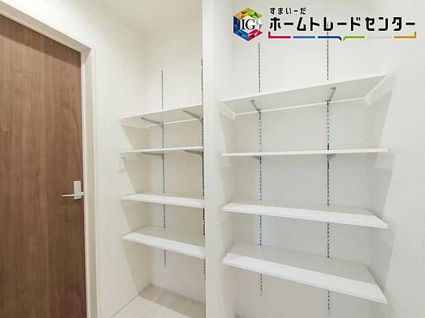 ≪storage≫
まとめ買いしてもこの収納量なら心配いらずの、パントリー。