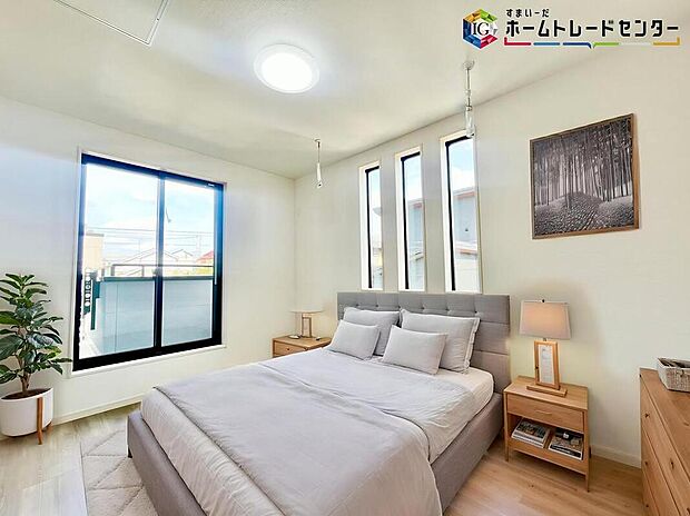 ≪Room≫
採光良好な明るい室内。木の温もりがやさしいフローリングは安らぎをもたらすプライベート空間。
※家具はCGでございます。