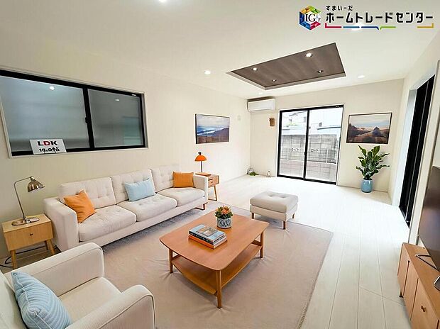 ≪Living room≫
ママの目線でデザインされた住まいは、水回りの導線や豊富な収納など魅力がたくさん。住み心地の良さをぜひご体感下さい!
※家具はCGでございます。