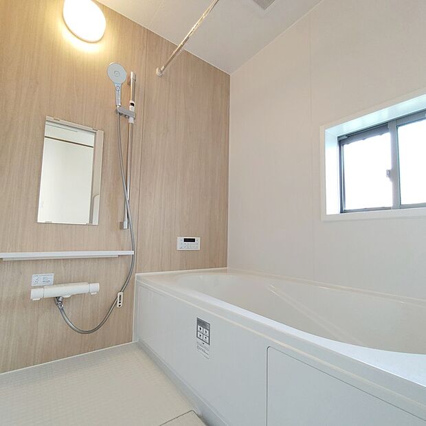【浴室】≪Bathroom≫
窓付きのバスルームは、明るく換気環境も良好。日中の入浴も気持ちよくお使い頂けそうです。