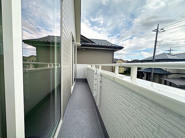 【バルコニー】開放感いっぱいの眺望と共に光と風を享受するバルコニー。緑豊かな景観を眺めることができます。