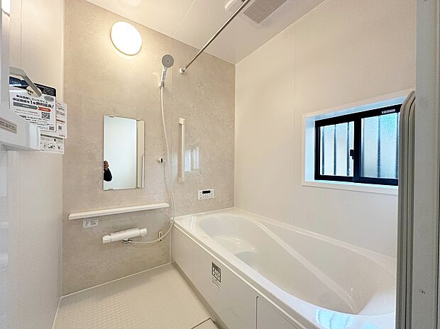 【浴室】≪Bathroom≫
窓付きのバスルームは、明るく換気環境も良好。日中の入浴も気持ちよくお使い頂けそうです。