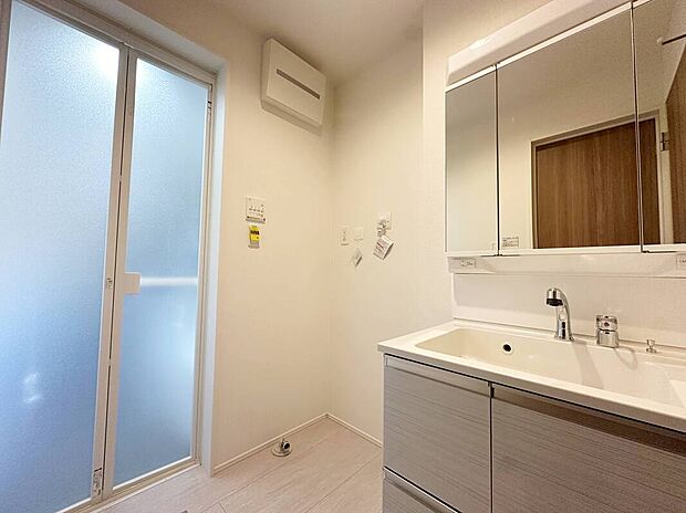 【洗面化粧台】≪Powder room≫
散らかりがちな洗面所も三面鏡うしろの収納でスッキリ！