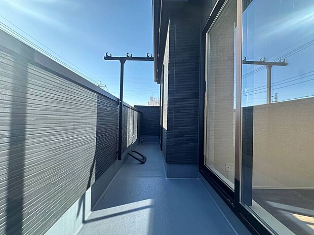 【バルコニー】広々としたバルコニーならシーツなど大きな洗濯物もらくらく干せます。観葉植物を置いたり、料理に使えるハーブを育てたり、ガーデンニングを楽しむスペースも十分。
