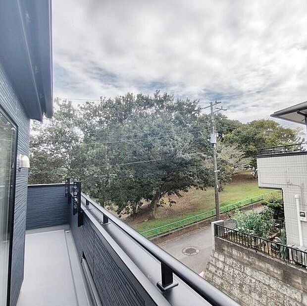 【バルコニー】開放感いっぱいの眺望と共に光と風を享受するバルコニー。緑豊かな景観を眺めることができます。