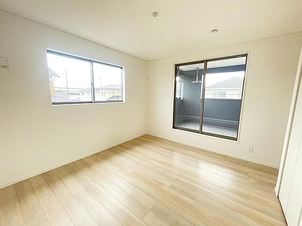 【 リビング以外の居室】お陽さまの光をさわやかな風をたっぷりとりこめます。室内はいつも明るい印象なので気持ちの良い朝を迎えられます。毎日の生活も明るくなりそうです。