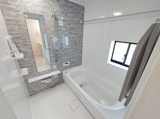 【浴室】≪Bathroom≫
窓付きのバスルームは、採光もあり明るく気持ちの良い空間です。窓があることで、換気環境も良好。掃除もスムーズに出来ます。