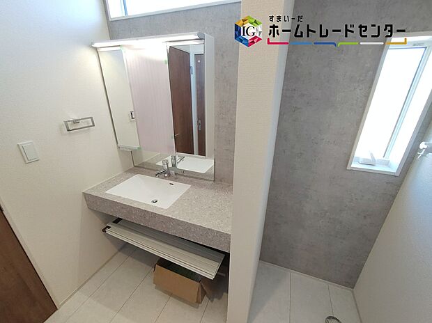 【洗面台】明るく清潔感溢れるサニタリースペース。毎日使う場所だからこそ、快適な空間となっております。