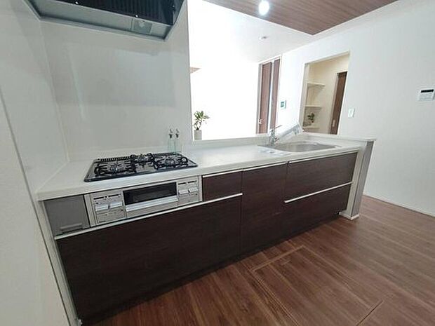 【≪Kitchen≫】リビングで遊んでいるお子様を見守りながら、時にはお喋りをしながら料理や後片付けができる人気の高いスタイルです♪