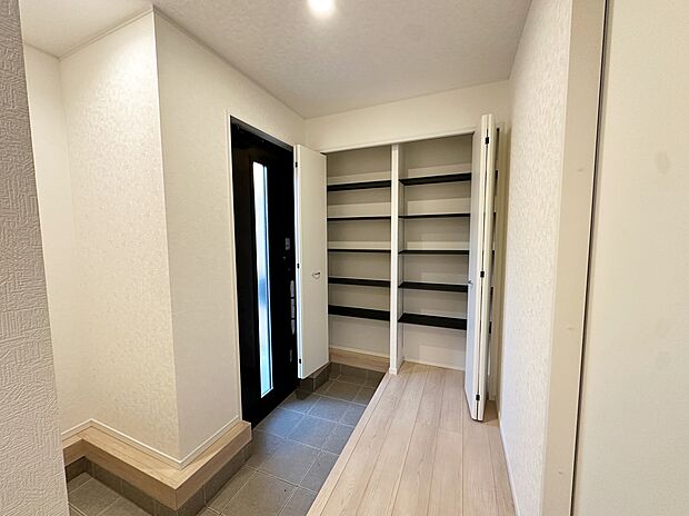 【玄関】コの字型の玄関収納を採用。多くの靴を収納できる上、飾り棚を利用して、お越しいただくお客様をおもてなしできます。