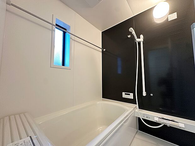 【浴室】≪Bathroom≫
窓付きのバスルームは、採光もあり明るく気持ちの良い空間です。窓があることで、換気環境も良好。掃除もスムーズに出来ます。