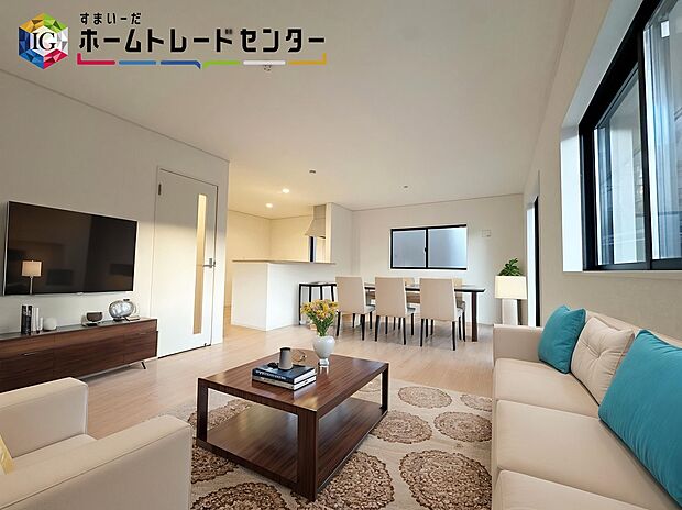 【LDK】≪Living room≫
自然光に包まれたリビング。あふれる陽光の輝き、子どもたちの笑顔も光り輝いて見える。         
※家具はCGでございます。