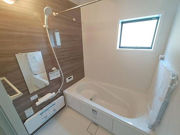 【≪Bathroom≫】窓付きのバスルームは、採光もあり明るく気持ちの良い空間です。窓があることで、換気環境も良好。掃除もスムーズに出来ます。
