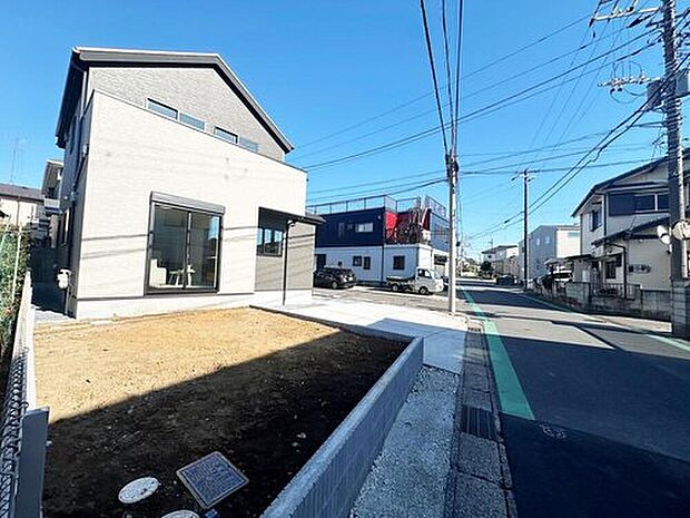 【前面道路含む現地写真】◆平日・お仕事帰りなど、いつでもご案内させていただきます!デザイン・目に見える設備面も大切ですが、耐震構造で地震に強い家の為、次代へ繋ぐ強固な住宅です。