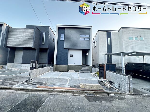 【現地外観写真】こちらの物件は省エネ性能に優れた物件です。光熱費を抑えて暮らすことができるだけでなく、「熱の入りにくさ・逃げにくさ」という観点でも影響を受けにくい建物のため、長く快適にお過ごしいただけます♪