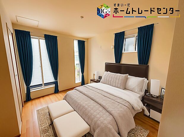 【居室】≪Living room≫
自然光に包まれたリビング。あふれる陽光の輝き、子どもたちの笑顔も光り輝いて見える。
※家具はCGでございます。