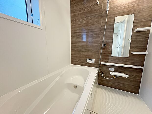 【浴室】≪Bathroom≫
窓付きのバスルームは、採光もあり明るく気持ちの良い空間です。窓があることで、換気環境も良好。掃除もスムーズに出来ます。