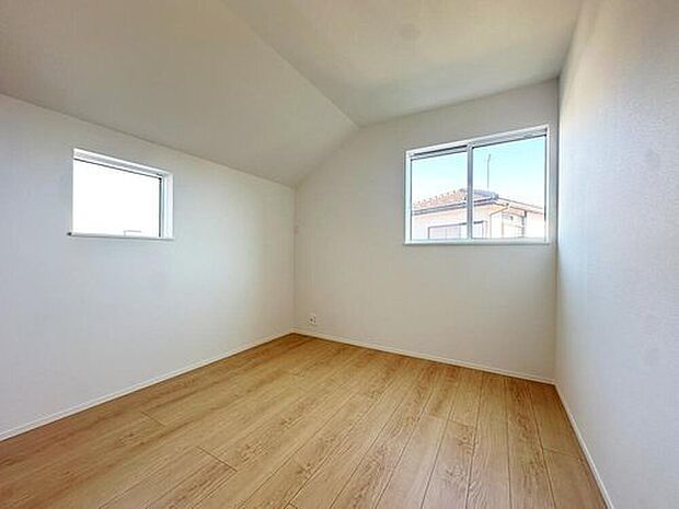 【≪Room≫】採光良好な明るい室内。木の温もりがやさしいフローリングは安らぎをもたらすプライベート空間。