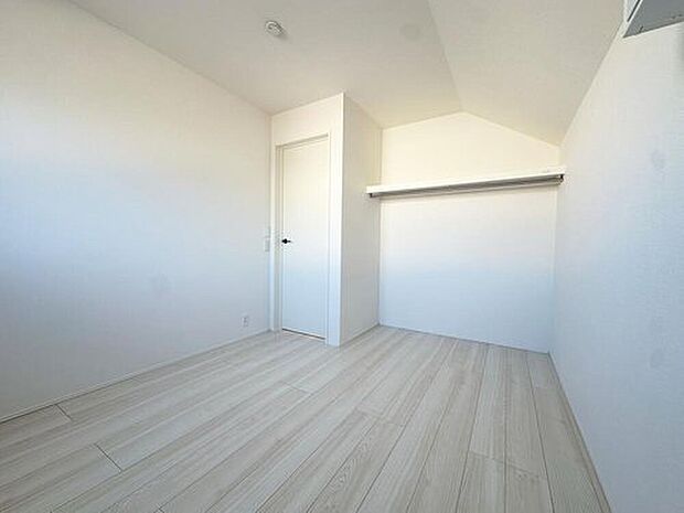 【≪Room≫】お陽さまの光をさわやかな風をたっぷりとりこめます。室内はいつも明るい印象なので気持ちの良い朝を迎えられます。毎日の生活も明るくなりそうです。