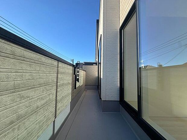 【バルコニー】広々としたバルコニーならシーツなど大きな洗濯物もらくらく干せます。観葉植物を置いたり、料理に使えるハーブを育てたり、ガーデンニングを楽しむスペースも十分。

