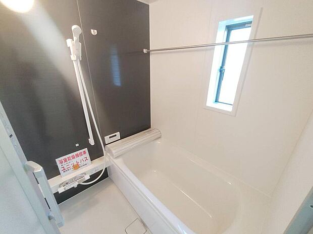 【浴室】窓付きのバスルームは、採光もあり明るく気持ちの良い空間です。窓があることで、換気環境も良好。掃除もスムーズに出来ます。