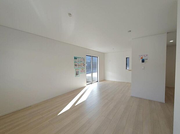 【リビング】大きな窓のあるリビングは、陽光あふれる明るい空間です。居心地良く、ご家族皆がゆったり寛げる憩いの空間となりそうです。