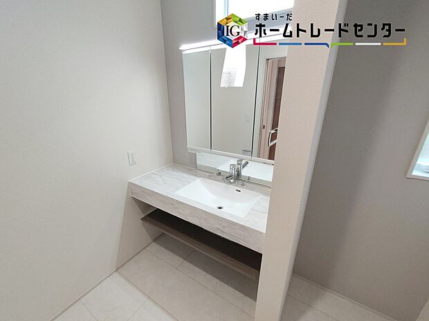 【洗面台】≪Powder room≫
白を基調とした爽やかなサニタリースペース。清潔感のある快適空間です。毎日の身支度も気持ち良くお使い頂けます。
