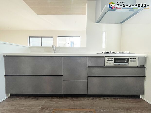 【キッチン】≪Kitchen≫
明るく開放感のあるリビング。対面式キッチンは、いつでもご家族を感じられる空間作りの重要ポイントになりそうです。
