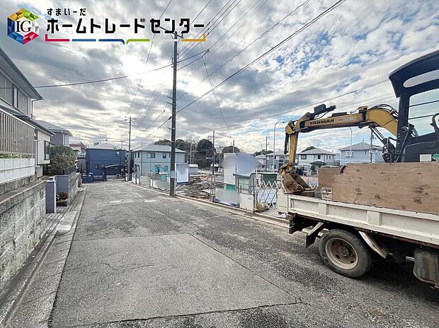 【前面道路含む現地写真】◆平日・お仕事帰りなど、いつでもご案内させていただきます！デザイン・目に見える設備面も大切ですが、耐震構造で地震に強い家の為、次代へ繋ぐ強固な住宅です。
