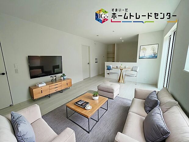【リビング】≪Living room≫
広々とした開放感あふれるリビングです。ゆったり寛げる充分な広さがございますので、ご家族でインテリアのレイアウトを考えるのも楽しみになりそうです。
※家具はCGでございます。