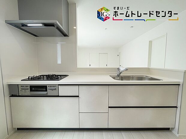【キッチン】≪Kitchen≫
明るく開放感のあるリビング。対面式キッチンは、いつでもご家族を感じられる空間作りの重要ポイントになりそうです。
