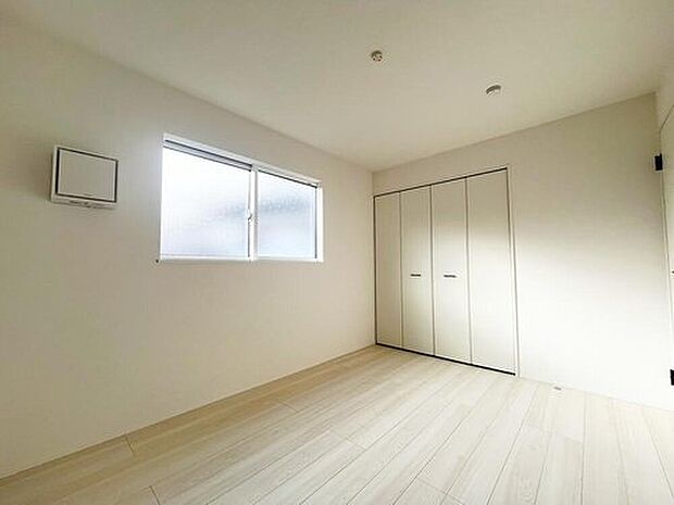 【リビング以外の居室】常に明るい2階洋室！日中の電気使用がないので、家計にも助かります！