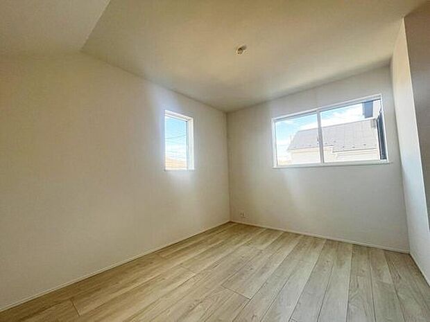 【リビング以外の居室】明るめのフローリングですので、壁紙ともマッチし、お部屋を更に広く見せてくれる効果も。