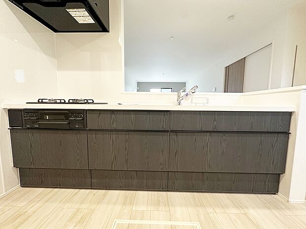 【キッチン】≪Kitchen≫
リビングで遊んでいるお子様を見守りながら、時にはお喋りをしながら料理や後片付けができる人気の高いスタイルです♪