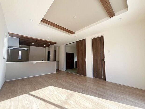 【リビング】ママの目線でデザインされた住まいは、水回りの導線や豊富な収納など魅力がたくさん。住み心地の良さをぜひご体感下さい！