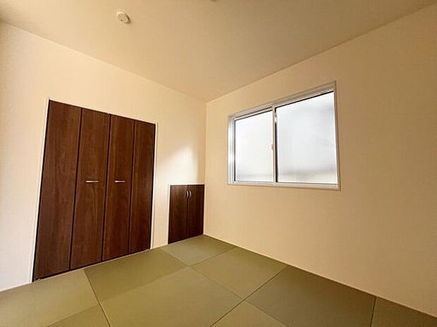 【リビング以外の居室】ホッと足を伸ばして寛げる和室をご用意。お子様の目の届く遊び場としても重宝します。