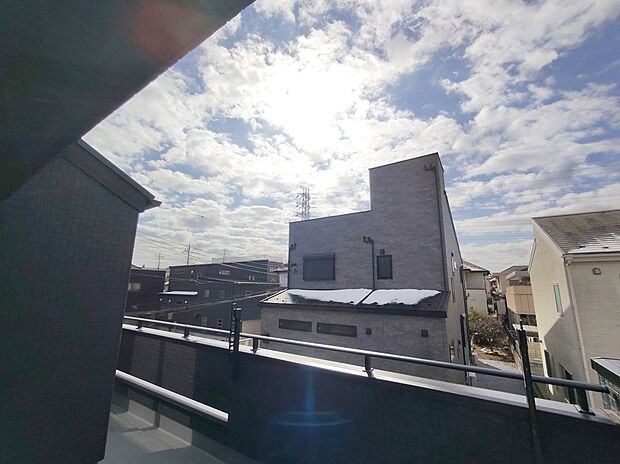 【バルコニー】≪balcony≫
広々としたバルコニーならシーツなど大きな洗濯物もらくらく干せます。観葉植物を置いたり、料理に使えるハーブを育てたり、ガーデンニングを楽しむスペースも十分。